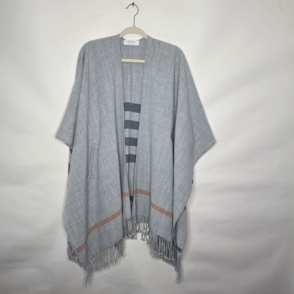 Mersea Fringed Travel Wrap With Pockets One Size Gray Cover-Up Topper Shawl — image 6 of 7